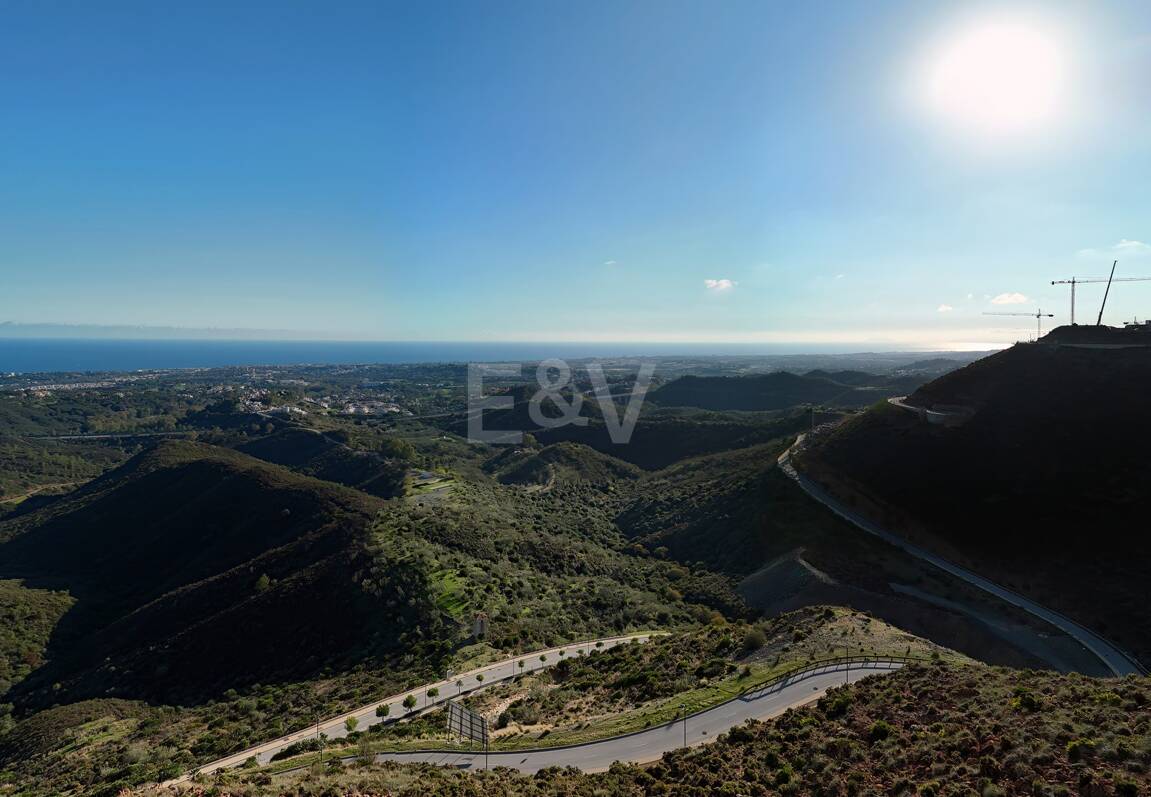 Super-Gartenwohnung mit privatem Pool und Panorama­blick auf Meer, Berge und See