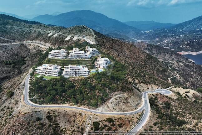 Super-Gartenwohnung mit privatem Pool und Panorama­blick auf Meer, Berge und See