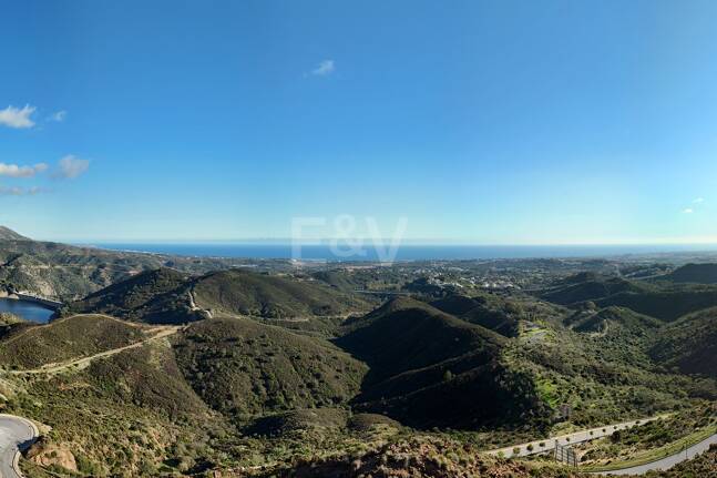 Super-Gartenwohnung mit privatem Pool und Panorama­blick auf Meer, Berge und See