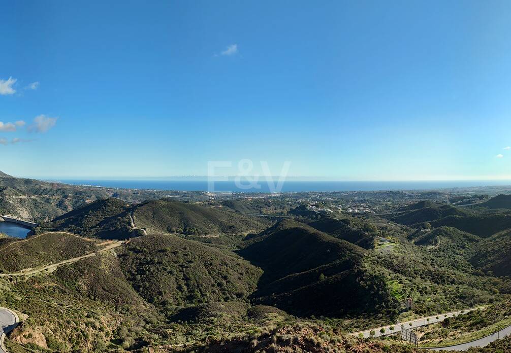 Super-Gartenwohnung mit privatem Pool und Panorama­blick auf Meer, Berge und See