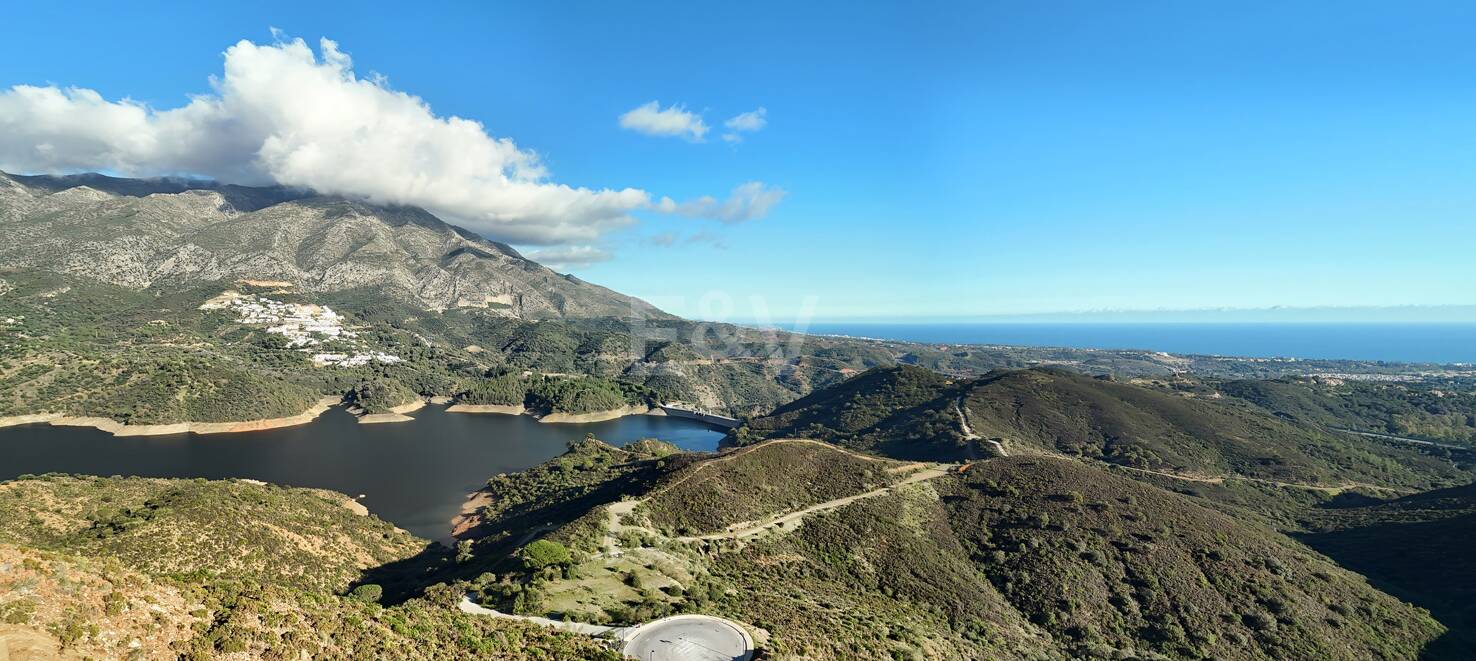 Super Garden Apartment with Private Pool and Panoramic Sea, Mountain and Lake Views