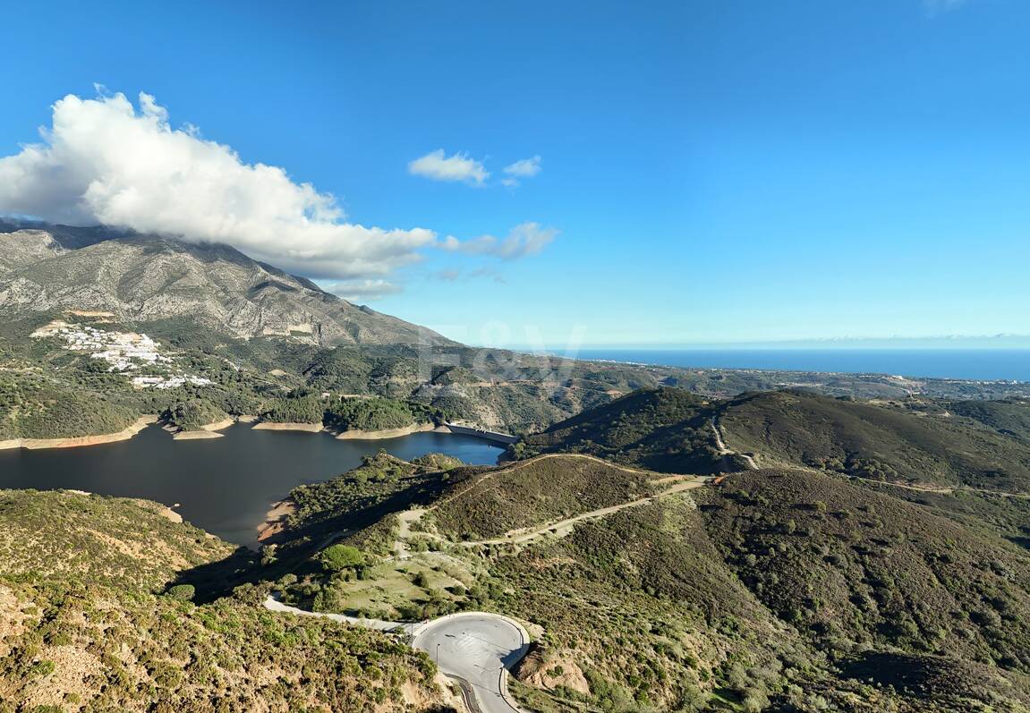 Super-Gartenwohnung mit privatem Pool und Panorama­blick auf Meer, Berge und See
