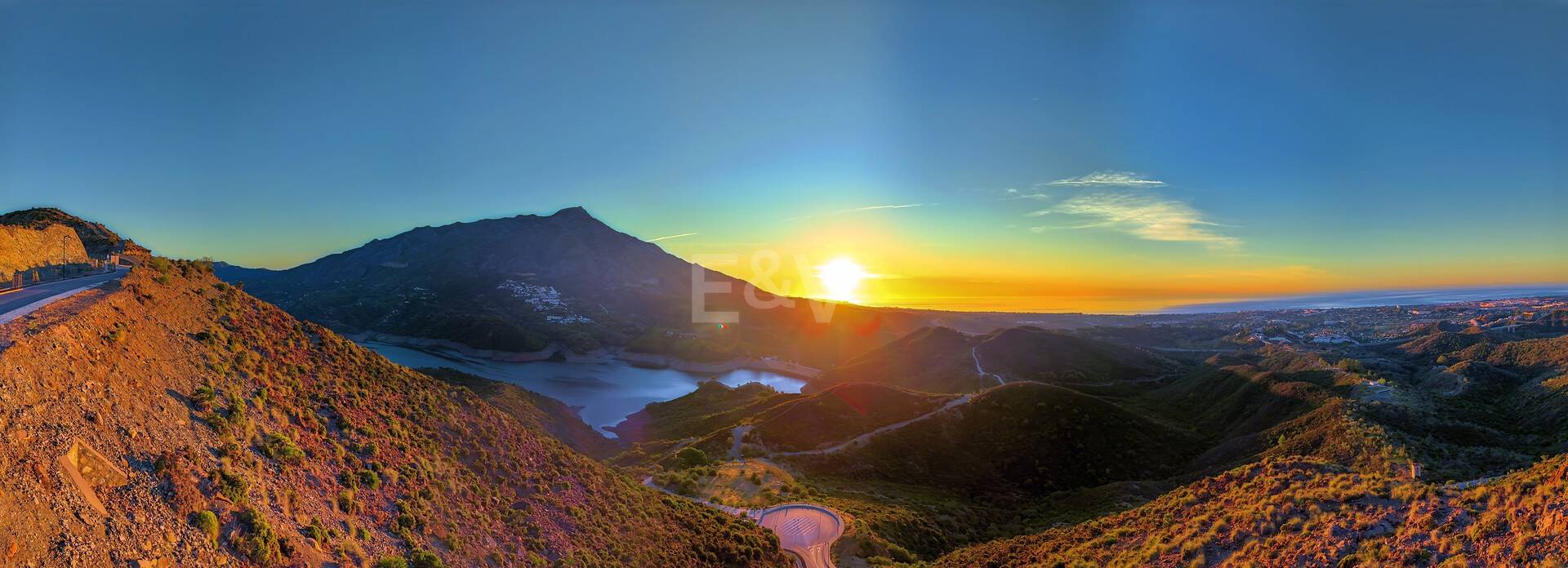 Super-Gartenwohnung mit privatem Pool und Panorama­blick auf Meer, Berge und See