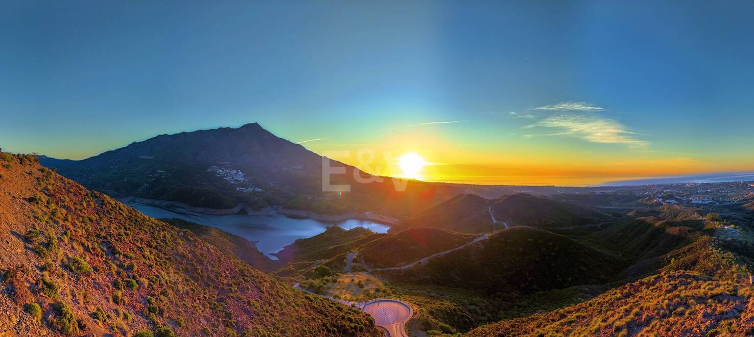 Super Garden Apartment with Private Pool and Panoramic Sea, Mountain and Lake Views