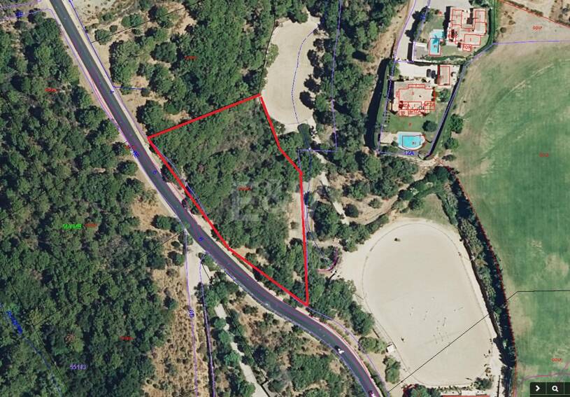 Plot in Prestigious Gated Community Set in Golf Course Urbanisation