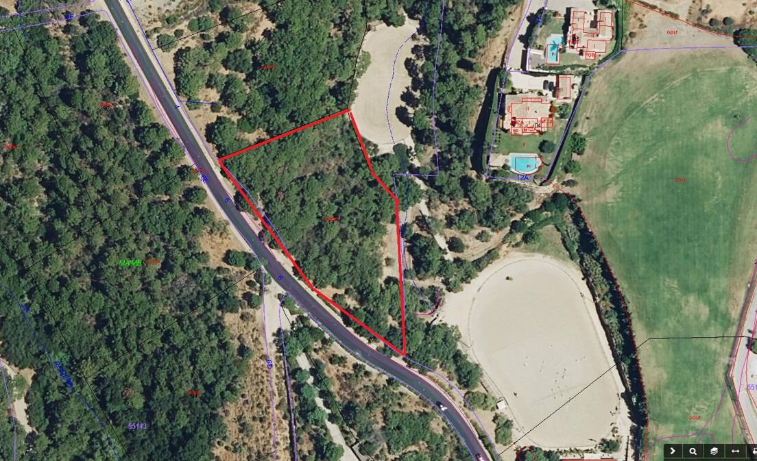 Plot in Prestigious Gated Community Set in Golf Course Urbanisation