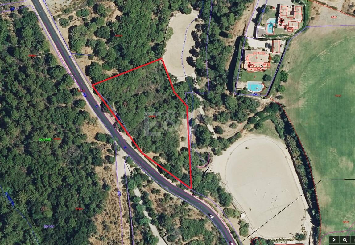 Plot in Prestigious Gated Community Set in Golf Course Urbanisation