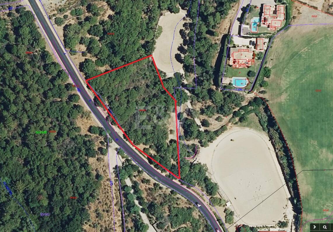 Parcela en urbanización cerrada prestigiosa situada en urbanización de campo de golf