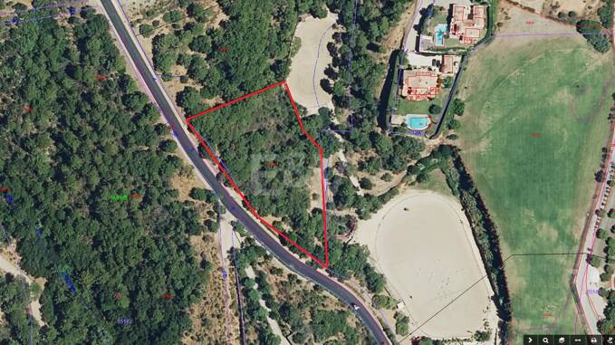 Parcela en urbanización cerrada prestigiosa situada en urbanización de campo de golf