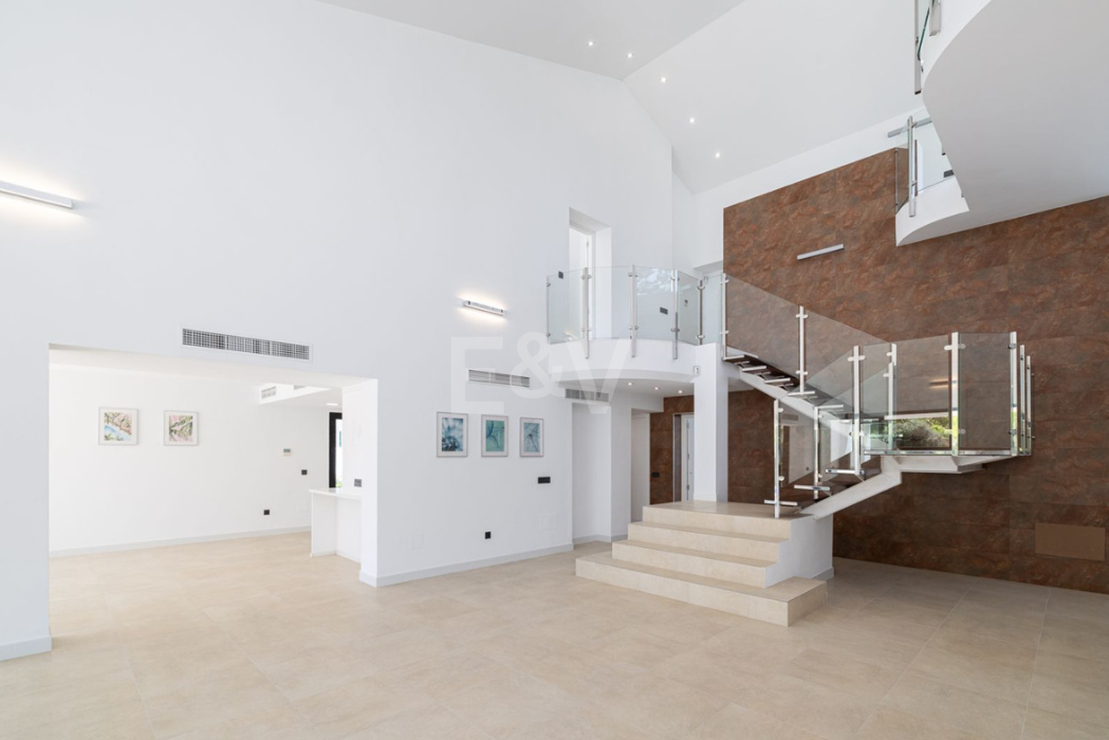 Villa elegante con piscina, jardín tropical y atractivo urbano