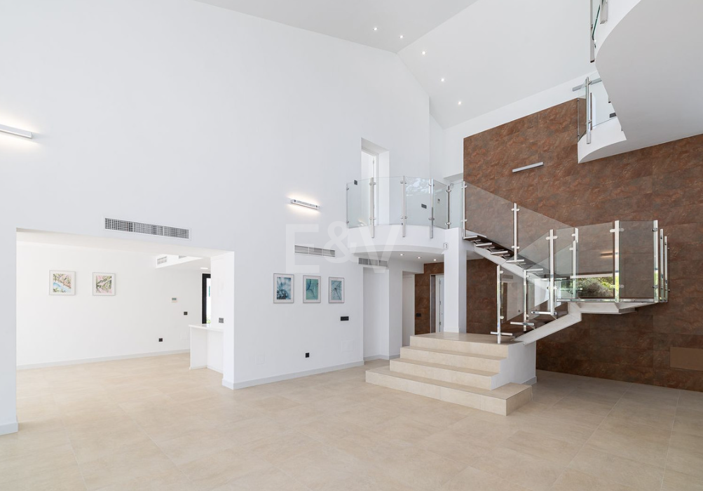 Villa élégante avec piscine, jardin tropical et appel urbain