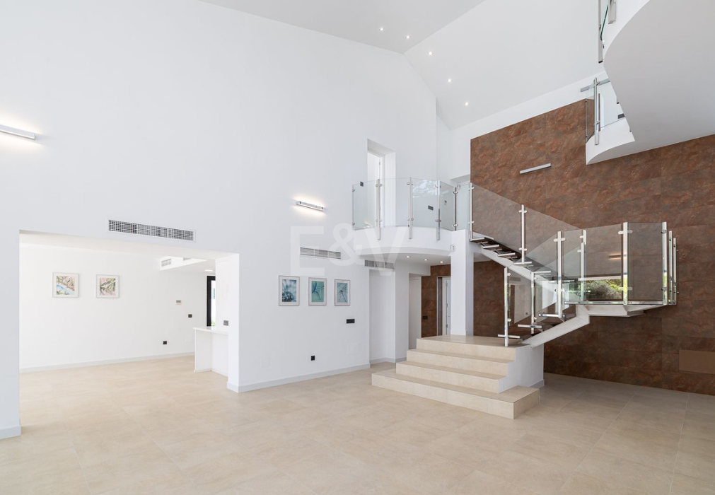 Villa elegante con piscina, jardín tropical y atractivo urbano