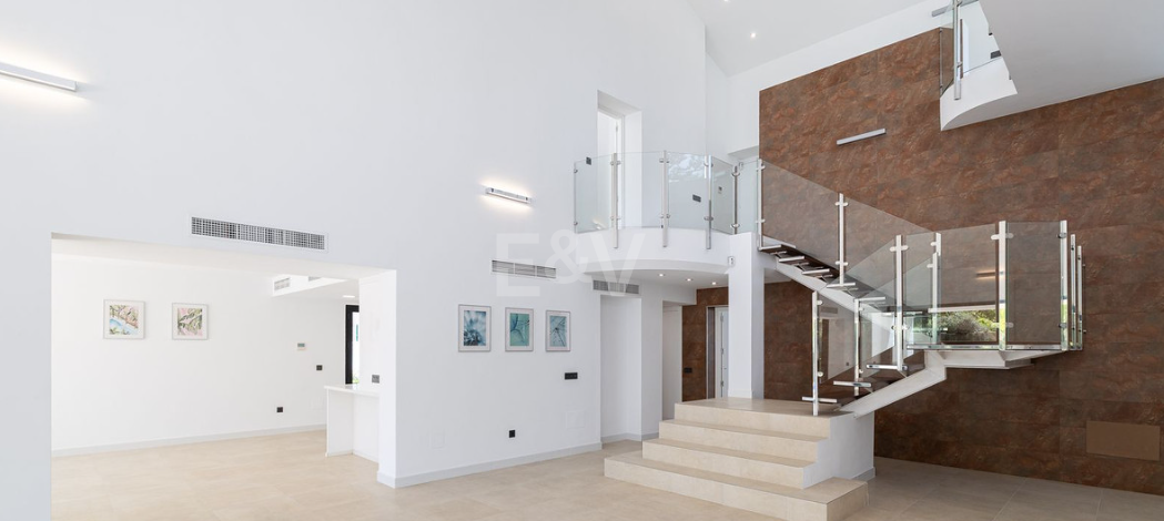 Stylish Villa with Pool, Tropical Garden & Urban Appeal
