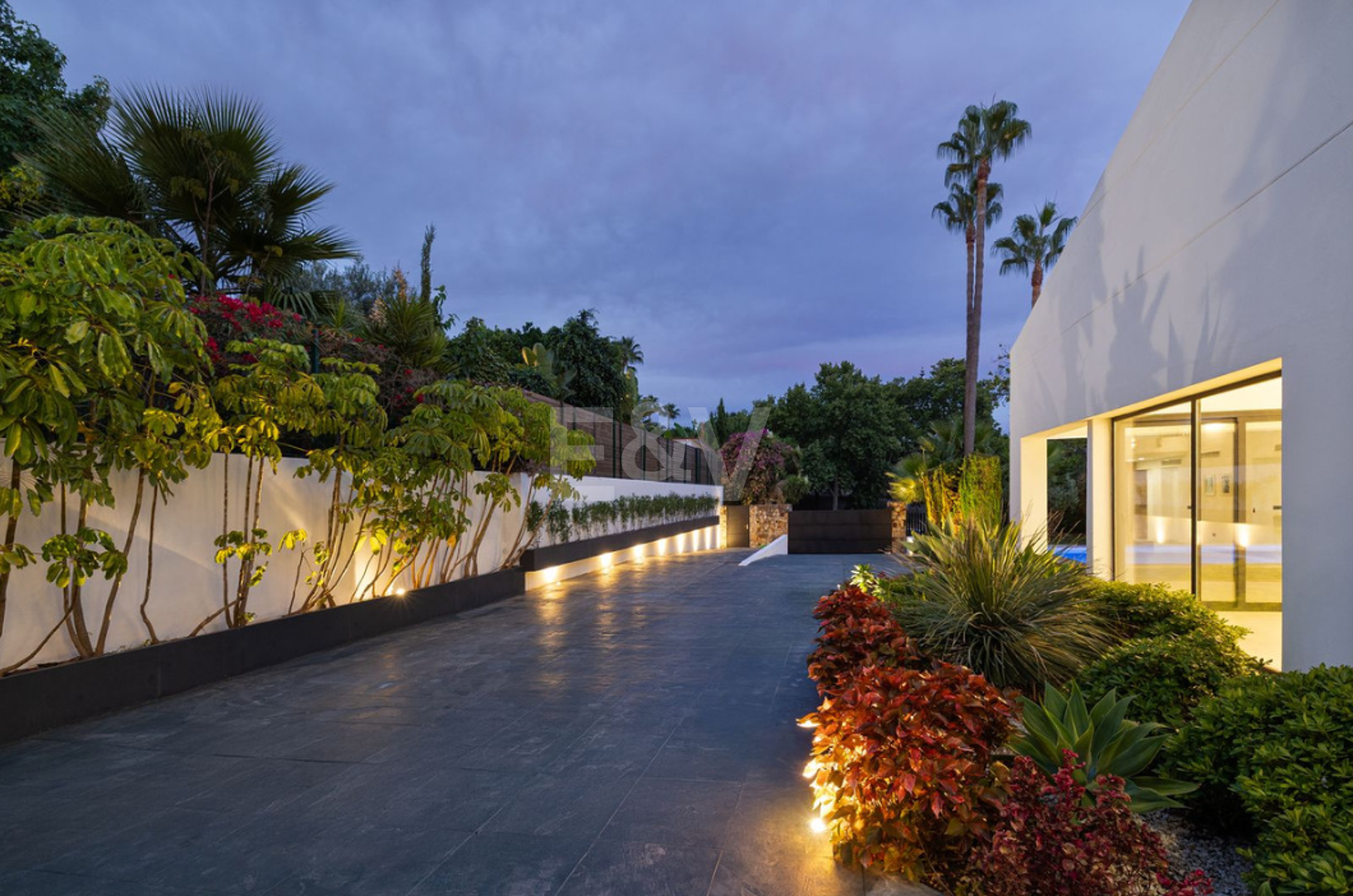 Villa elegante con piscina, jardín tropical y atractivo urbano