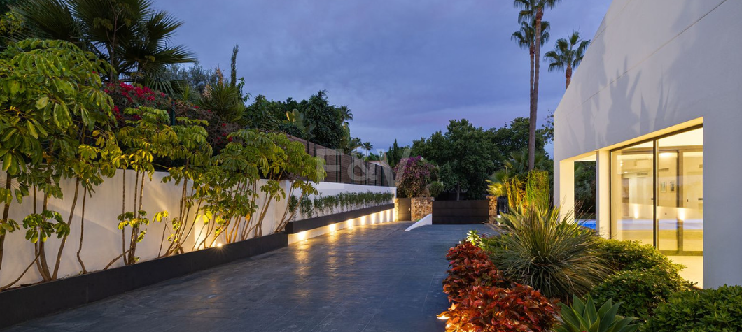 Stylish Villa with Pool, Tropical Garden & Urban Appeal