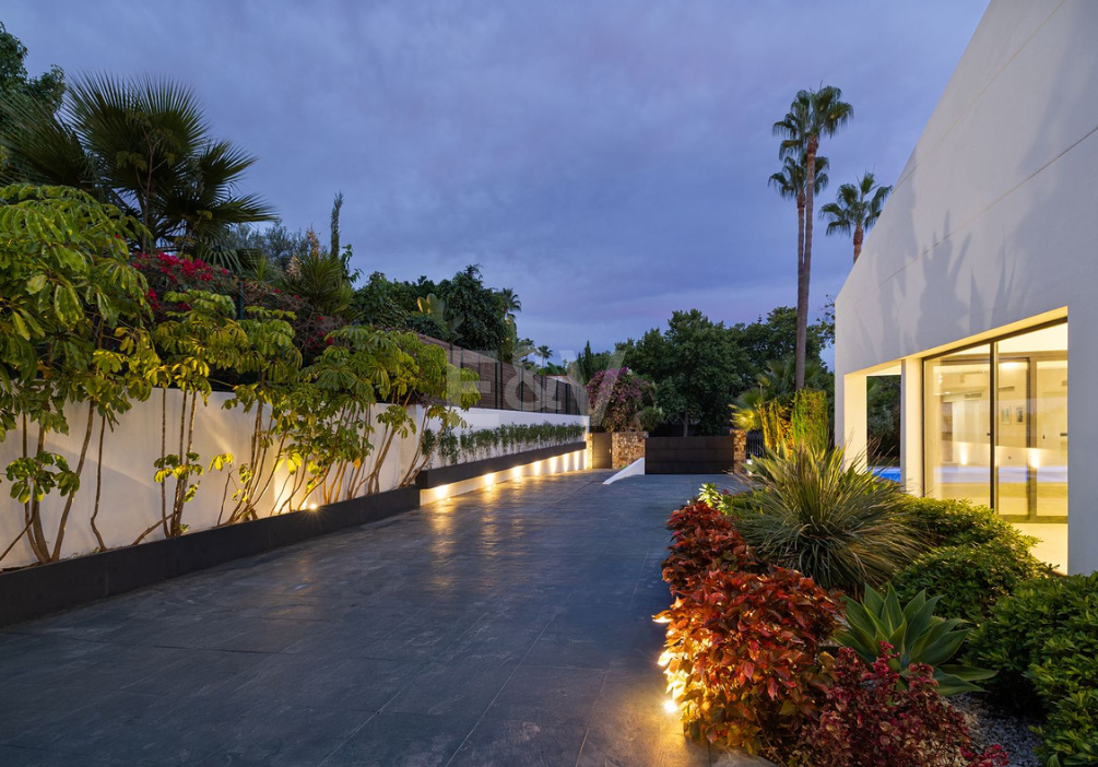 Villa élégante avec piscine, jardin tropical et appel urbain