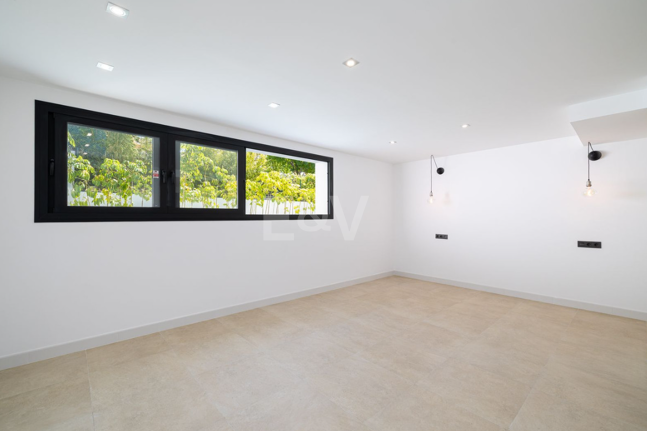 Villa elegante con piscina, jardín tropical y atractivo urbano