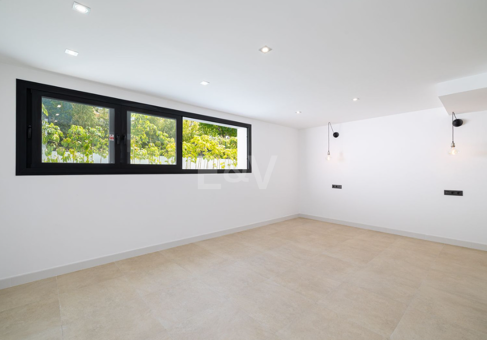 Villa élégante avec piscine, jardin tropical et appel urbain