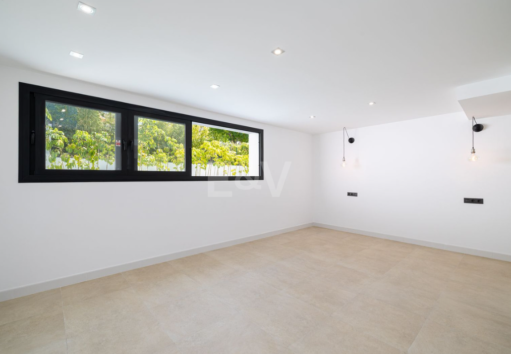 Villa elegante con piscina, jardín tropical y atractivo urbano