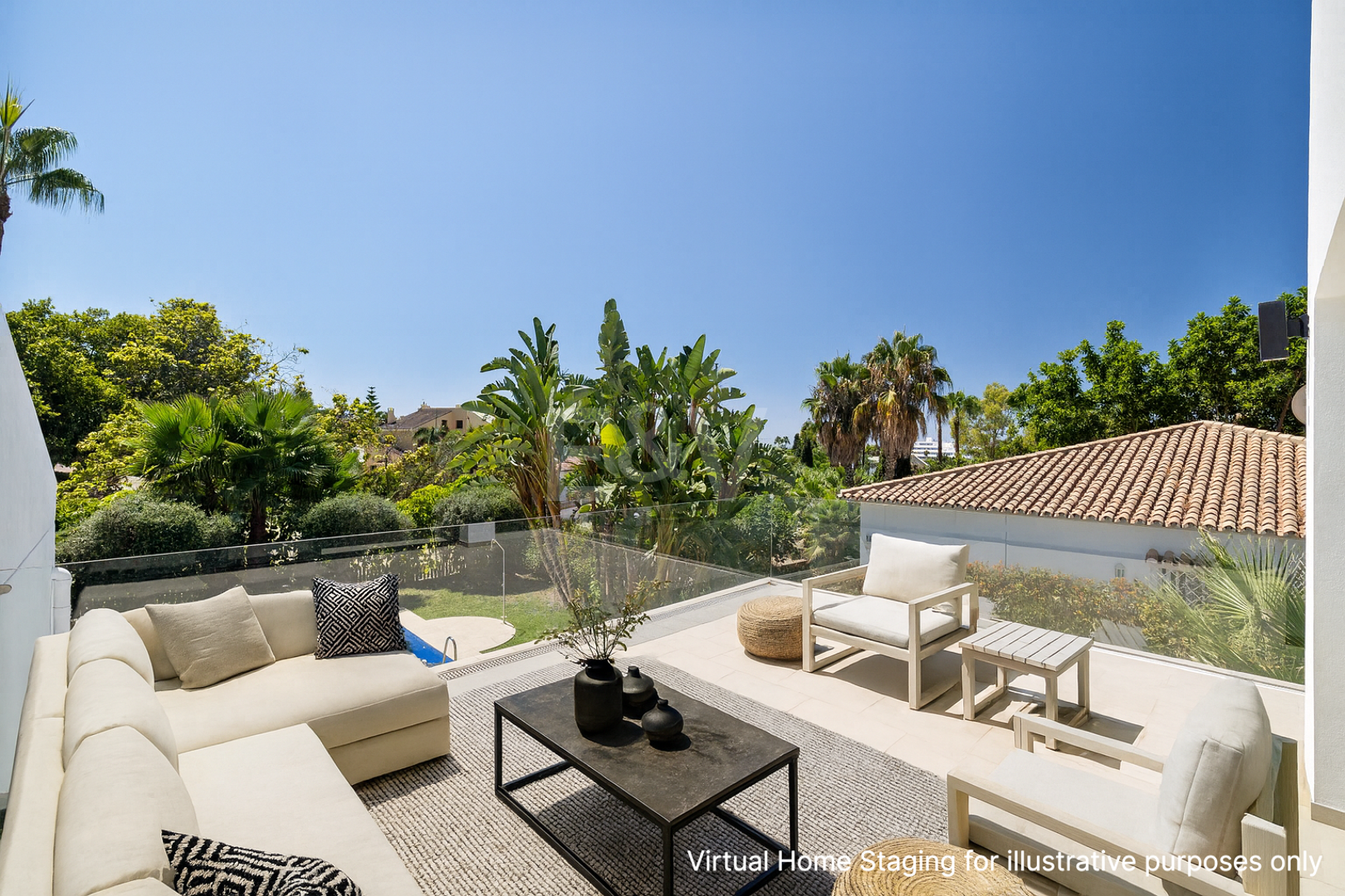 Villa elegante con piscina, jardín tropical y atractivo urbano