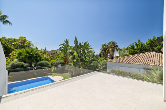 Villa elegante con piscina, jardín tropical y atractivo urbano