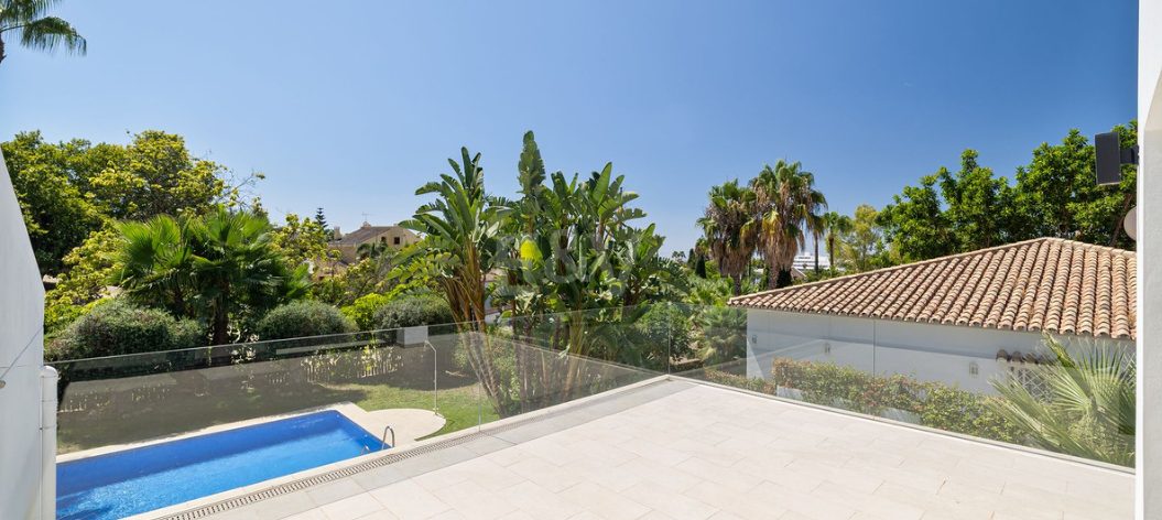 Stylish Villa with Pool, Tropical Garden & Urban Appeal