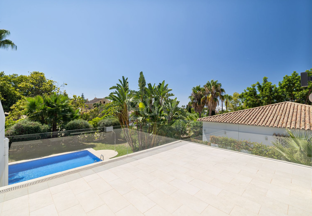 Villa elegante con piscina, jardín tropical y atractivo urbano