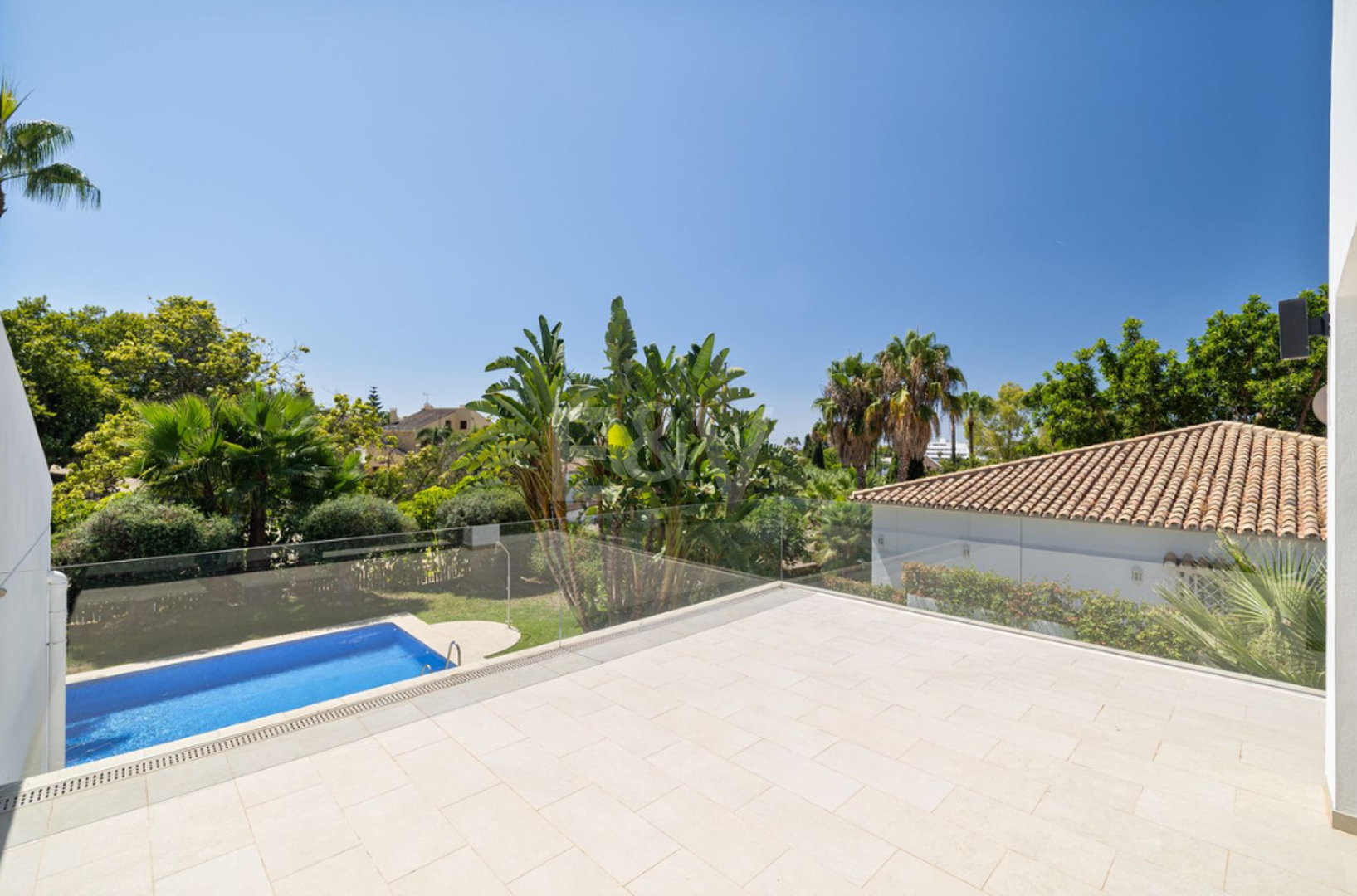 Villa elegante con piscina, jardín tropical y atractivo urbano