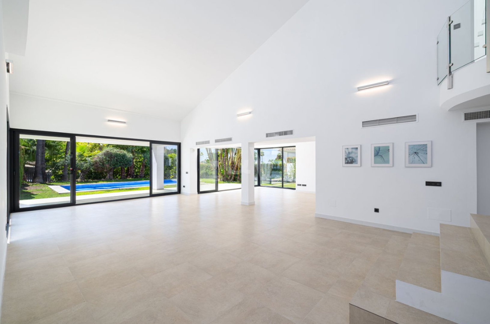 Villa elegante con piscina, jardín tropical y atractivo urbano