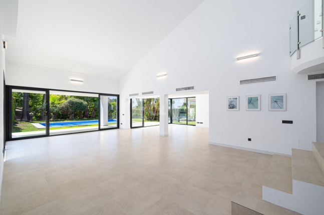 Villa elegante con piscina, jardín tropical y atractivo urbano