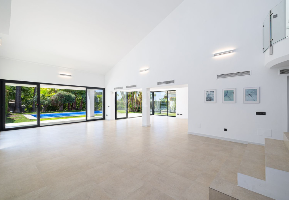 Villa elegante con piscina, jardín tropical y atractivo urbano