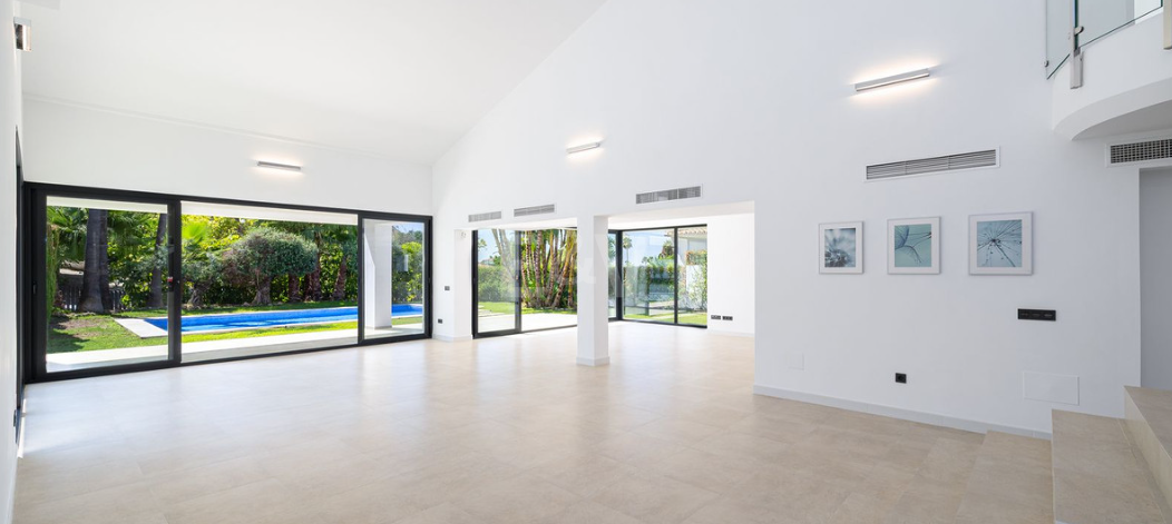 Stylish Villa with Pool, Tropical Garden & Urban Appeal