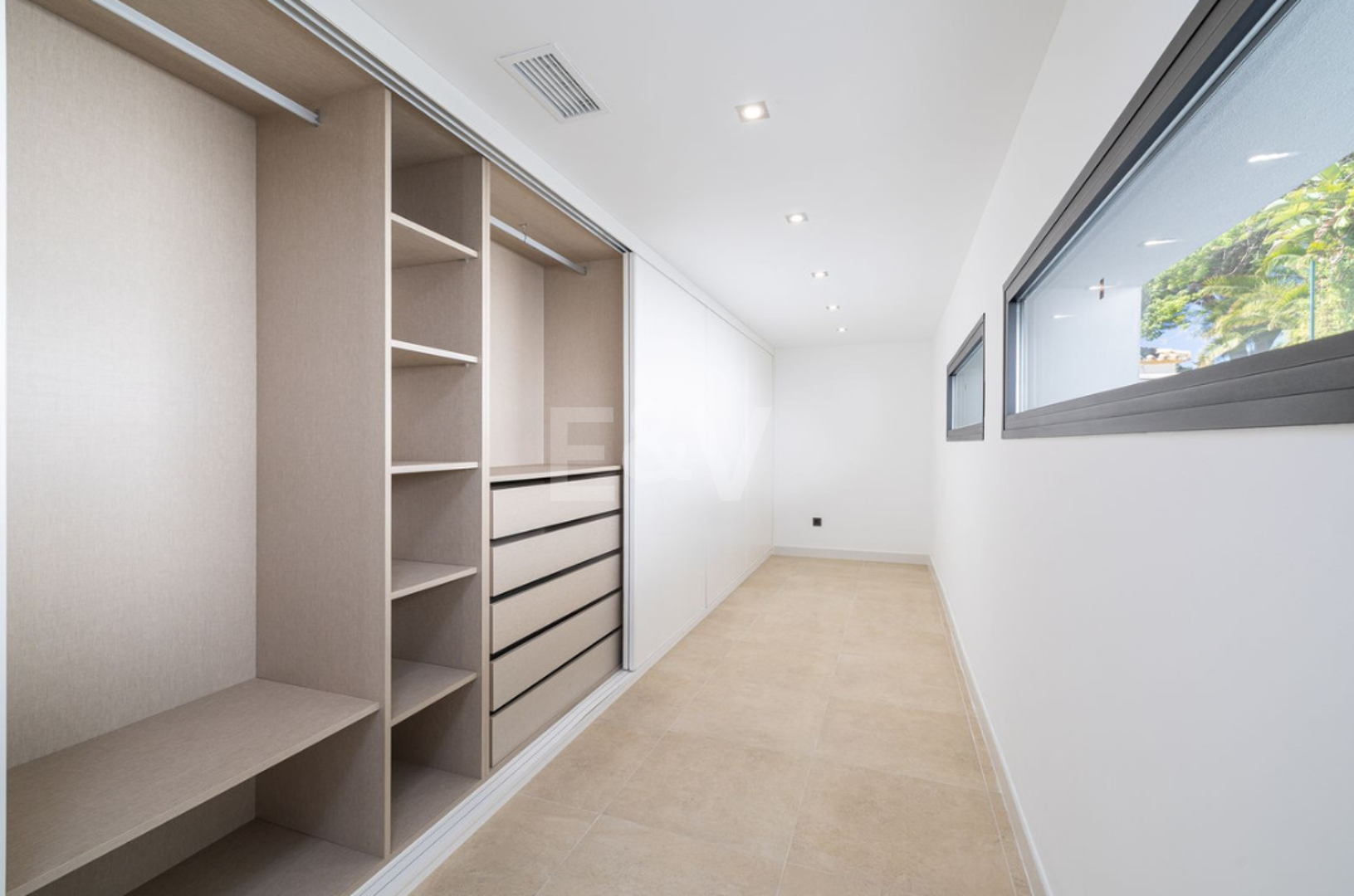 Villa elegante con piscina, jardín tropical y atractivo urbano