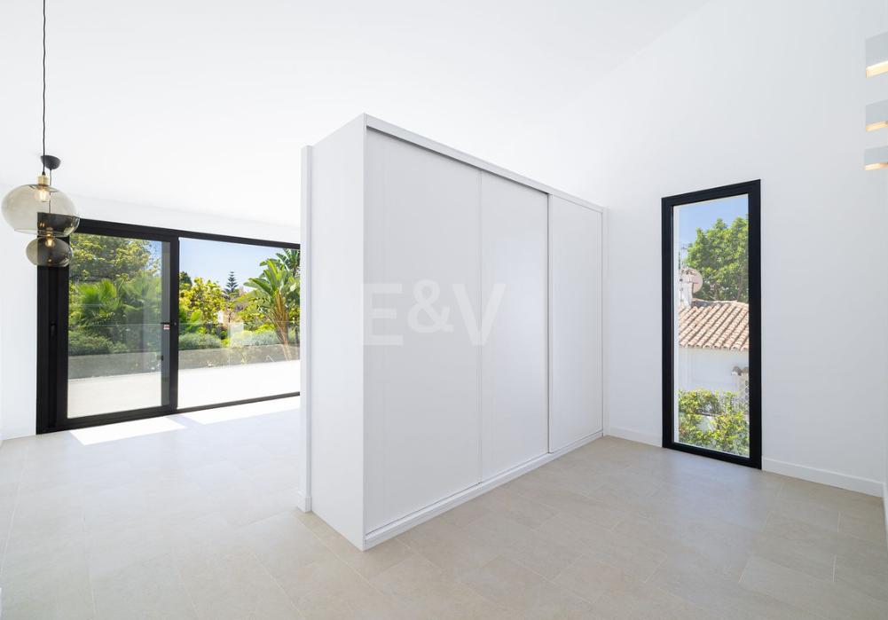 Villa élégante avec piscine, jardin tropical et appel urbain