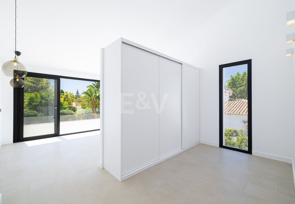 Villa elegante con piscina, jardín tropical y atractivo urbano