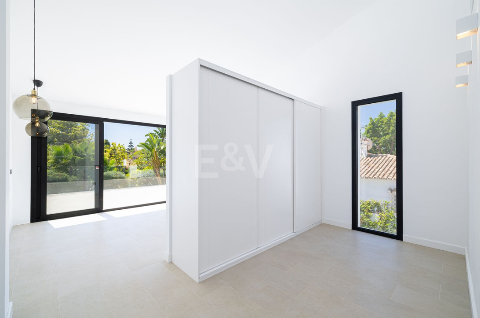 Villa elegante con piscina, jardín tropical y atractivo urbano