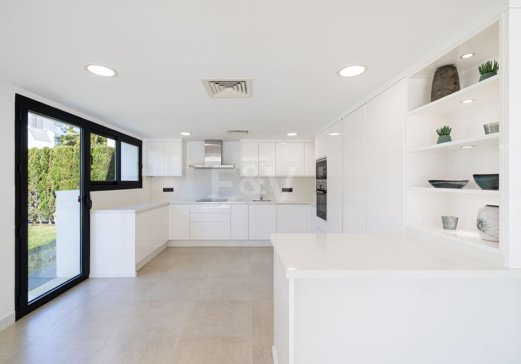 Villa élégante avec piscine, jardin tropical et appel urbain