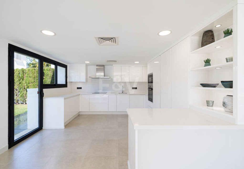 Villa elegante con piscina, jardín tropical y atractivo urbano