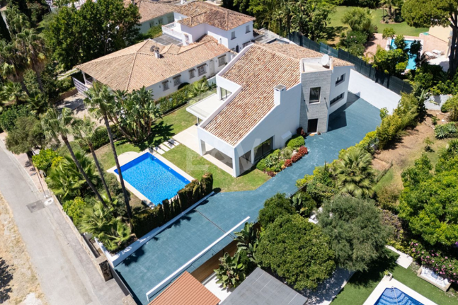 Villa elegante con piscina, jardín tropical y atractivo urbano