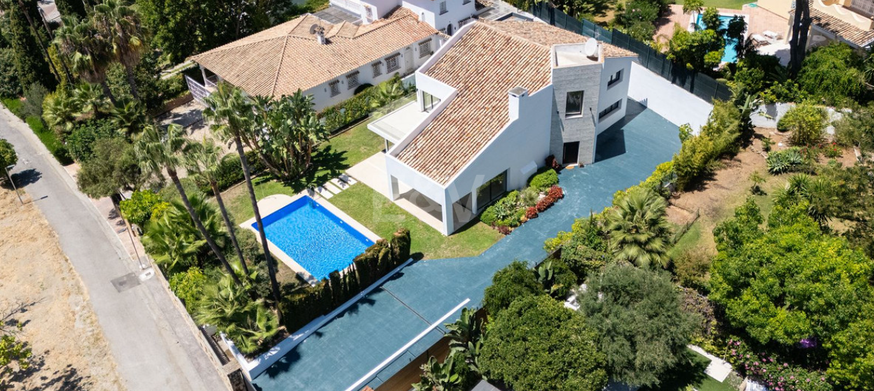 Stylish Villa with Pool, Tropical Garden & Urban Appeal