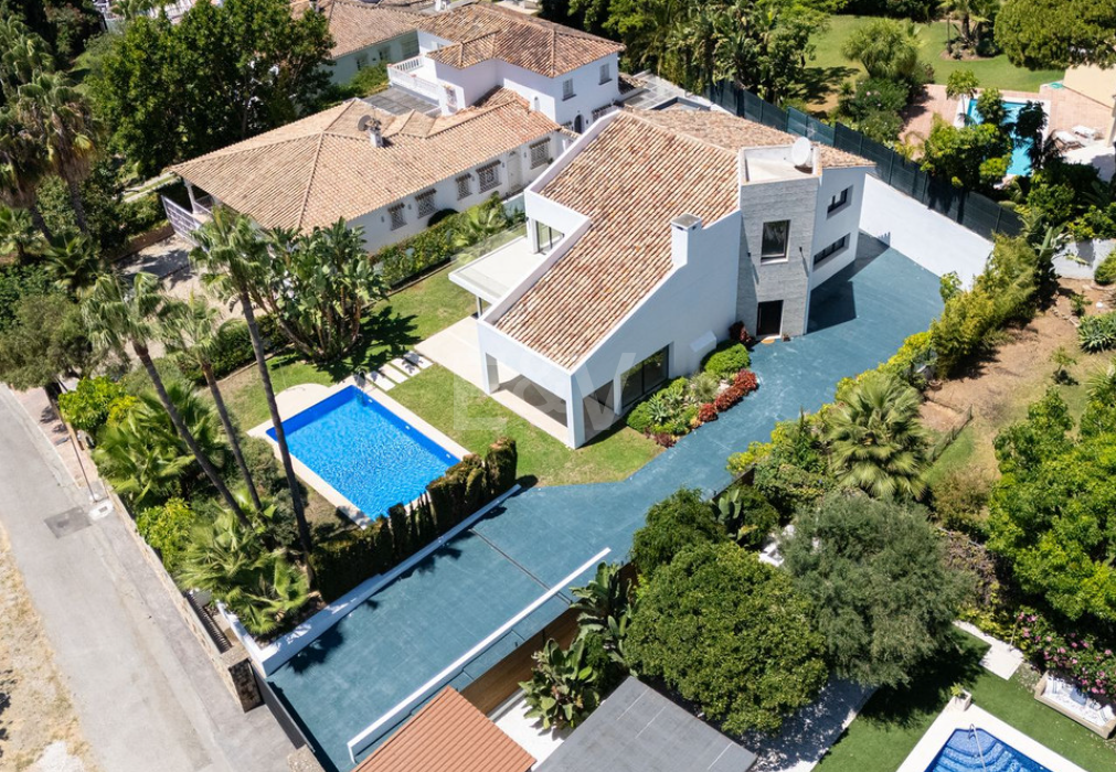 Villa elegante con piscina, jardín tropical y atractivo urbano