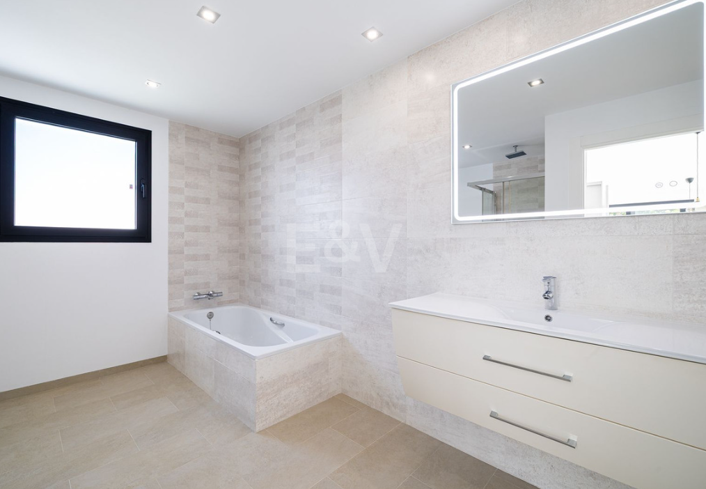 Villa elegante con piscina, jardín tropical y atractivo urbano