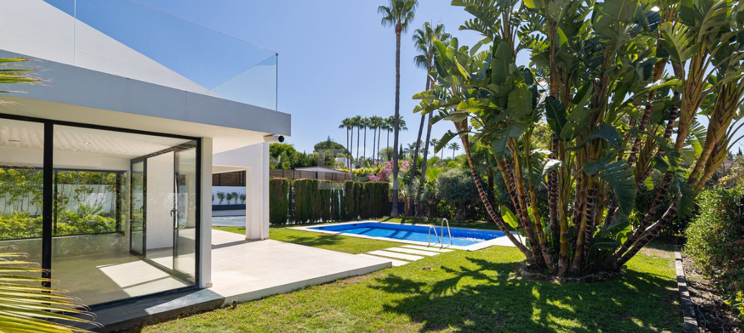 Stylish Villa with Pool, Tropical Garden & Urban Appeal