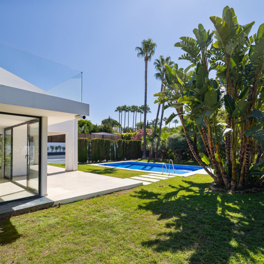 Stylish Villa with Pool, Tropical Garden & Urban Appeal