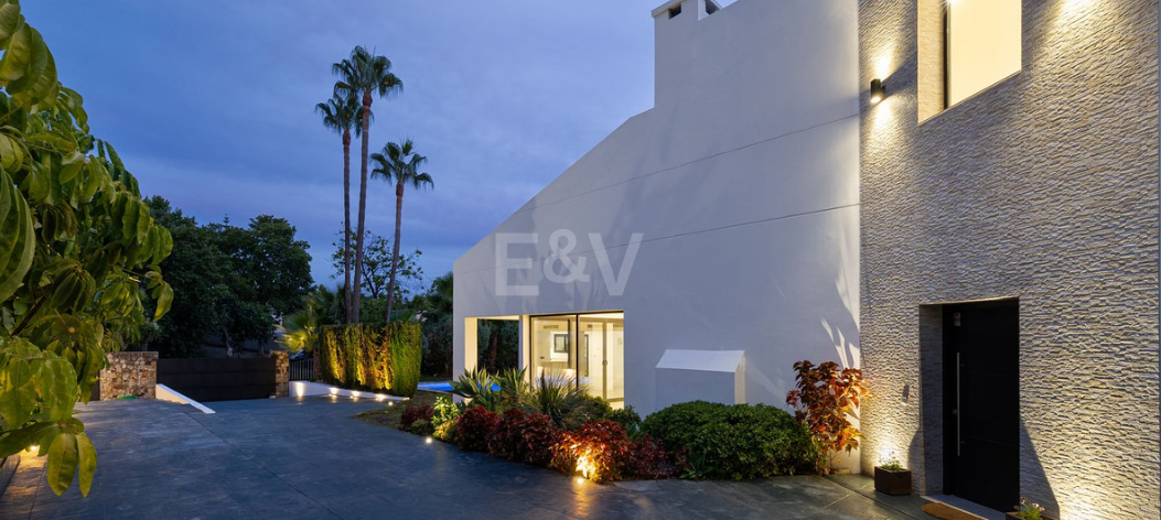 Stylish Villa with Pool, Tropical Garden & Urban Appeal