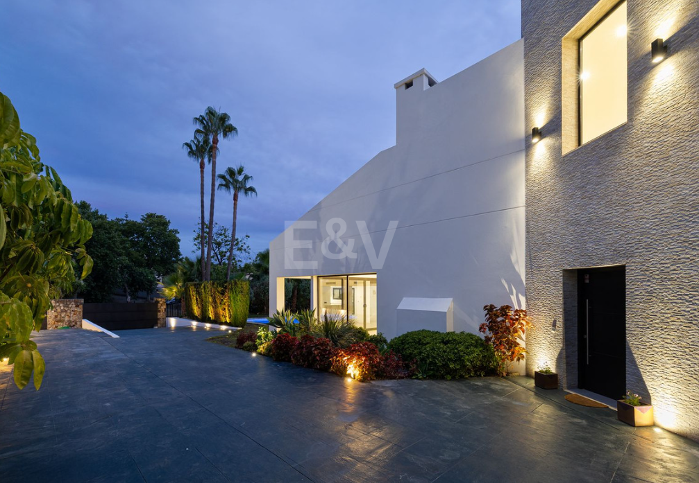 Villa elegante con piscina, jardín tropical y atractivo urbano