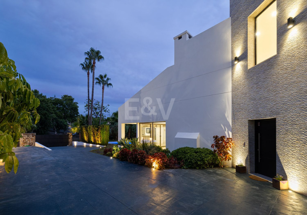Villa élégante avec piscine, jardin tropical et appel urbain