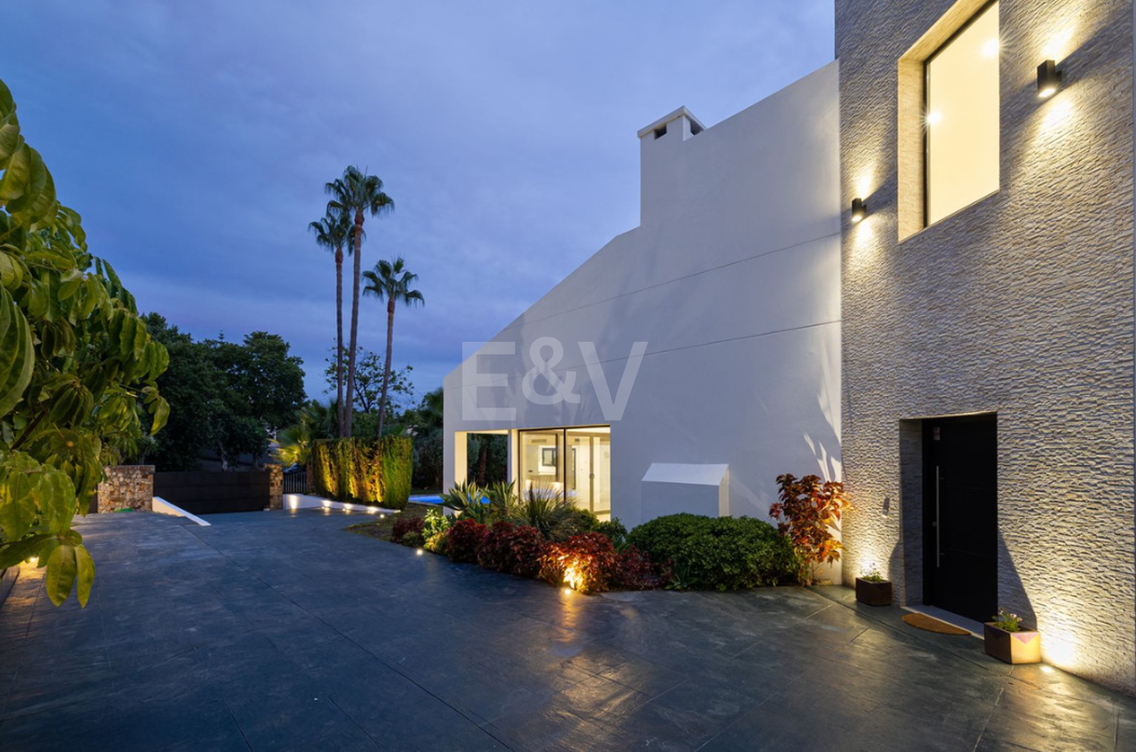 Villa elegante con piscina, jardín tropical y atractivo urbano