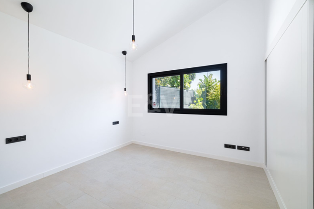 Villa elegante con piscina, jardín tropical y atractivo urbano