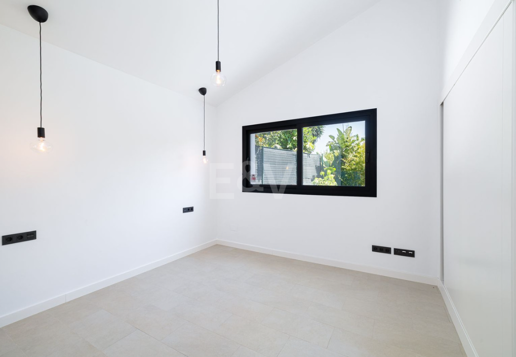 Villa elegante con piscina, jardín tropical y atractivo urbano